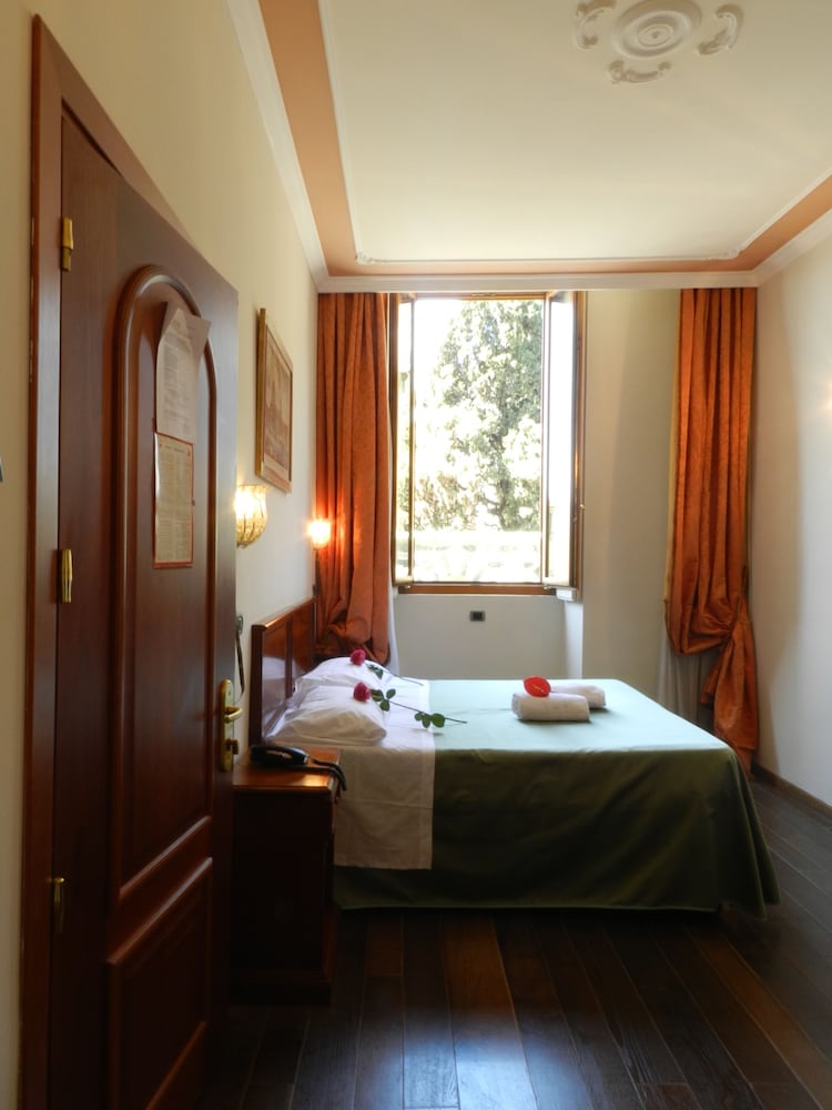 Superior Double or Twin Room thumbnail 6