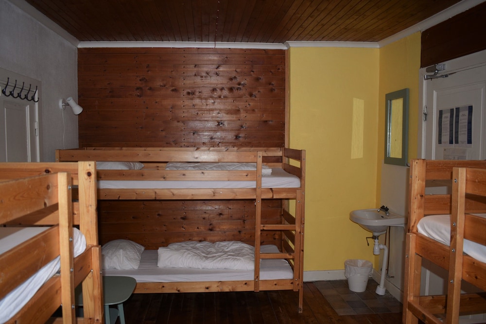 Family Room, Shared Bathroom photo 3