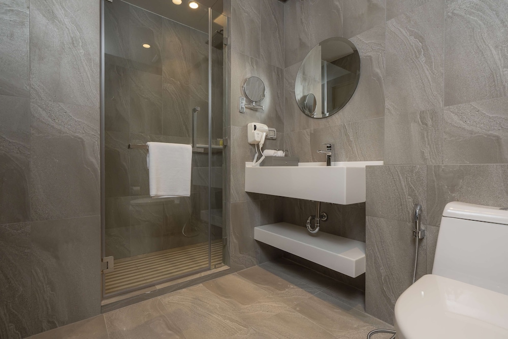 Deluxe Room, 1 Double Bed, Pool Access - Photo 5