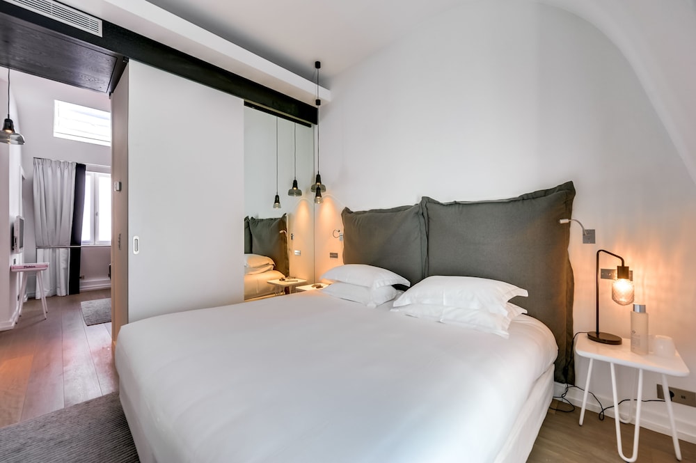 Suite, 1 King Bed photo 2