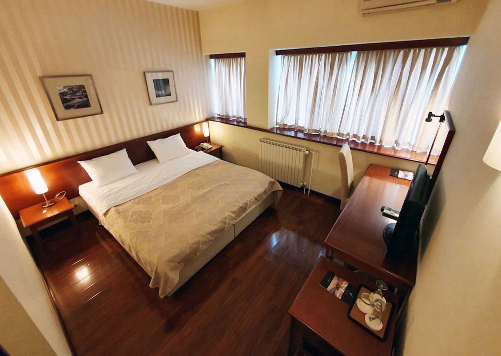 Standard Twin Room, City View (Single Use) photo 3