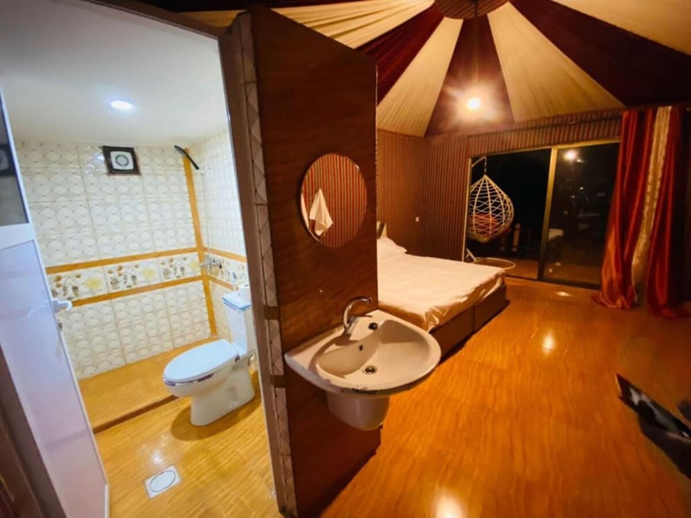 Luxury Triple Room, 1 Bedroom, Private Bathroom, Courtyard View photo 2