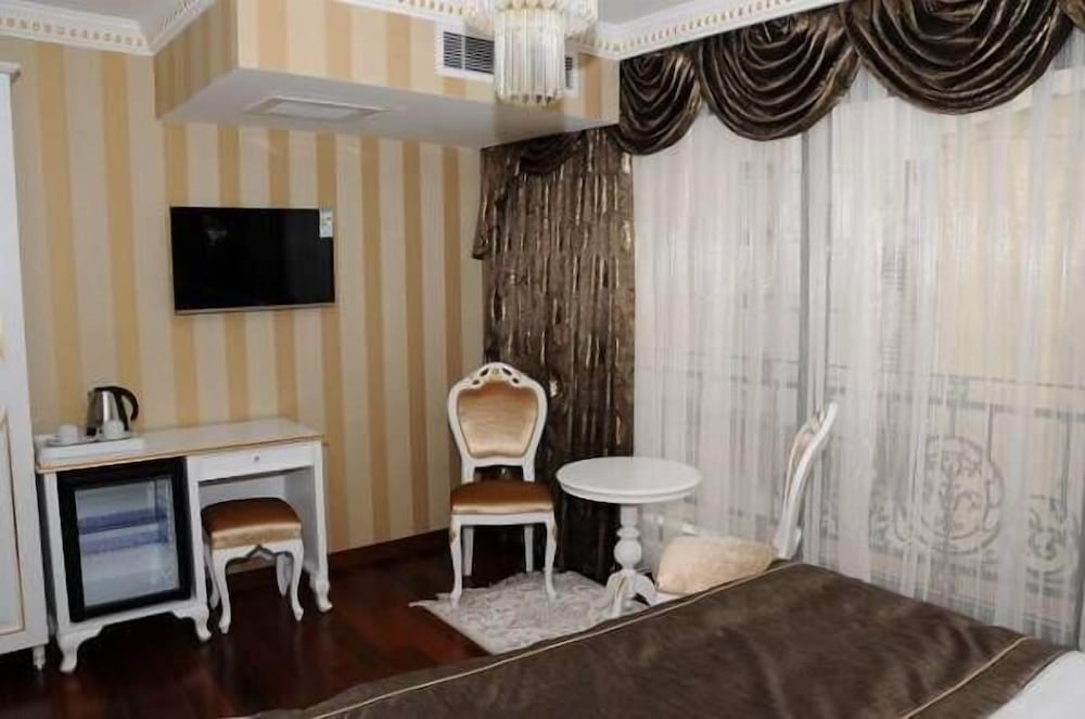 Deluxe Triple Room, Balcony, City View photo 3