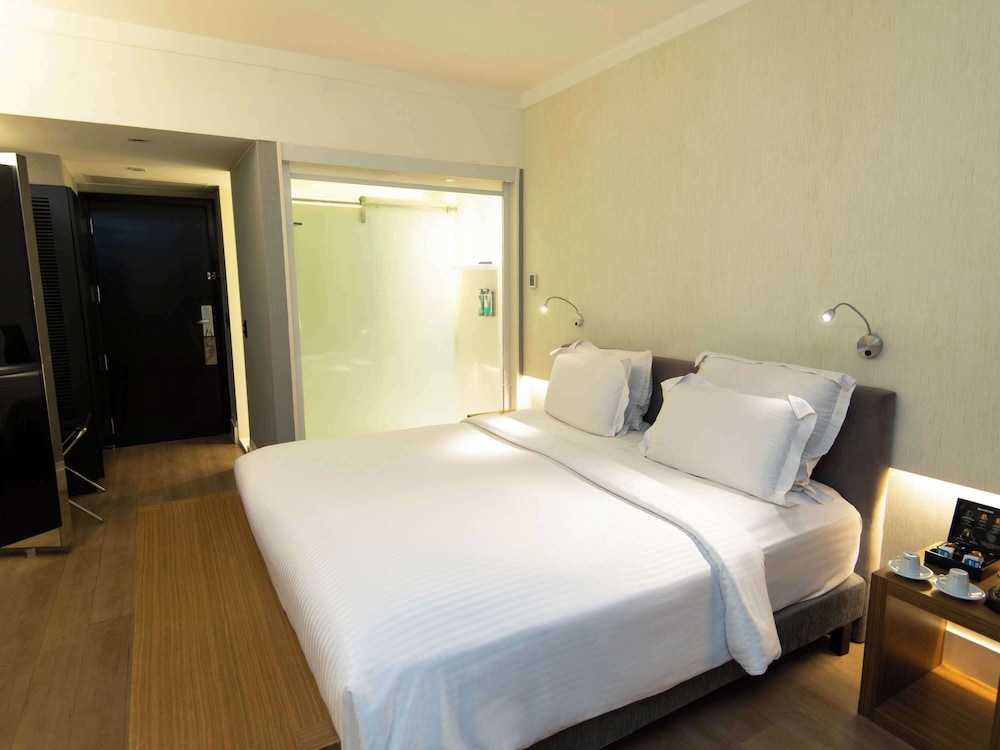 Executive Room, 1 Queen Bed - Photo 10