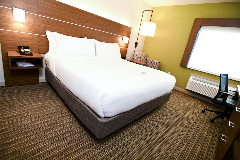 Standard Room, 1 King Bed - Photo 5