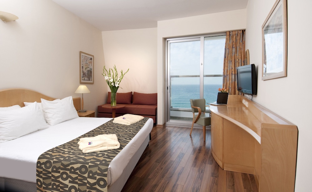 Standard Room, 1 Queen Bed with Sofa bed, Garden View photo 2