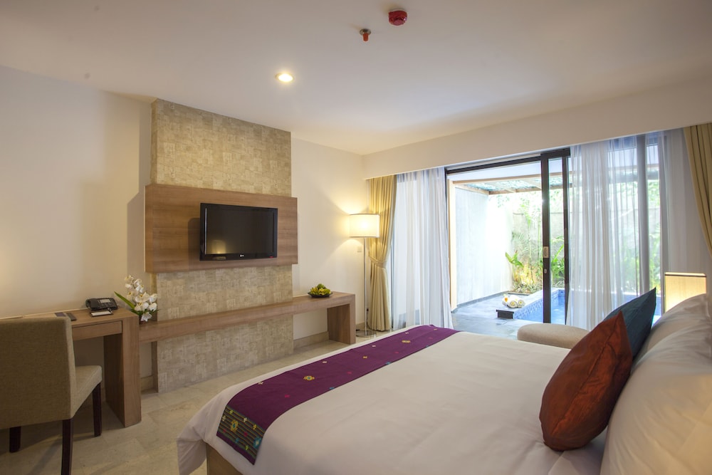 Pool Suite photo 2