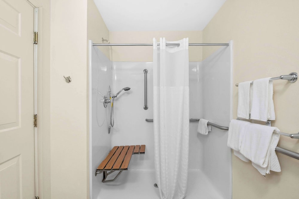 Room, 1 King Bed, Accessible, Non Smoking - Photo 6