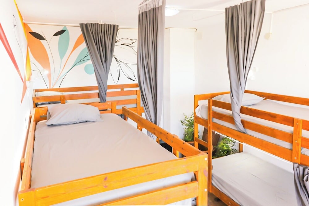 Cama en dormitorio compartido, solo para mujeres, balcón, vista al mar