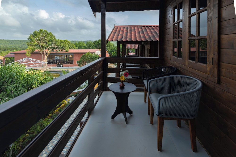 Superior Double Room, 1 King Bed, Private Bathroom, Pool View photo 2