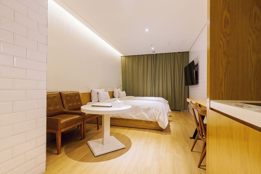 Hotel-Hongik Univ Stn Exit3 | 2x Daily (Hotel-Hongdae 11:00/20:30, Hongdae-Hotel 12:40/22:00)