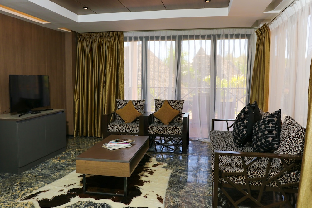 Villa with Private Pool - Photo 8