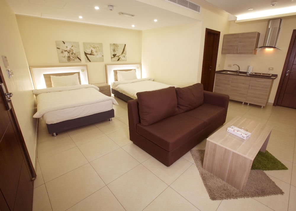 Luxury Apartment, 3 Bedrooms - Photo 1