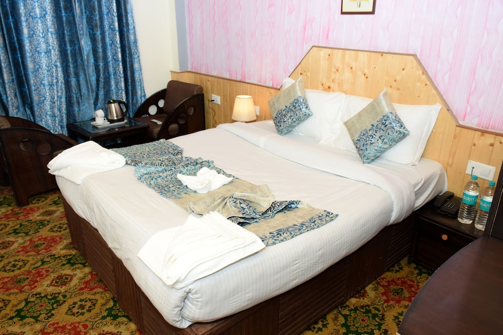 Standard Double Room, 1 King Bed, Non Smoking, Mountain View