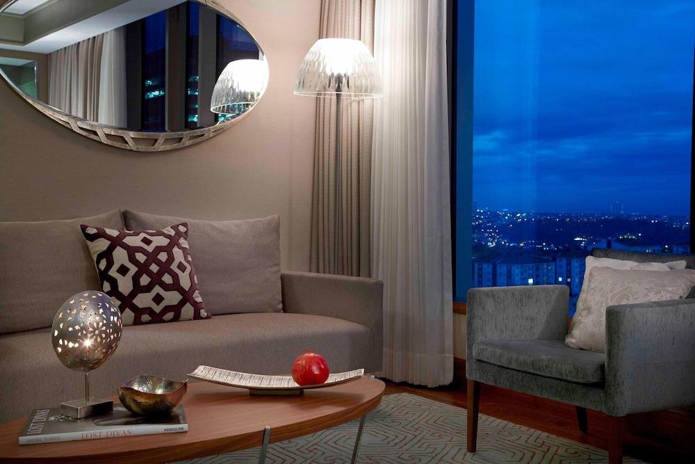 Junior Suite, 1 King Size Bed, Partial Sea View thumbnail 5