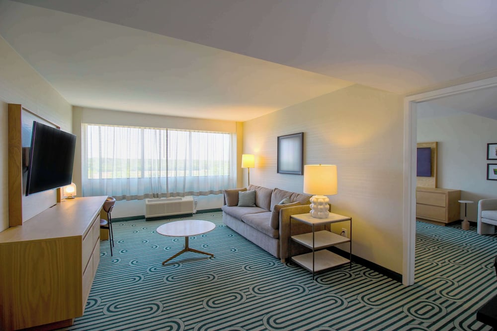 Suite, 1 King Bed, Accessible (Mobility & Hearing, Roll-in Shower) photo 2