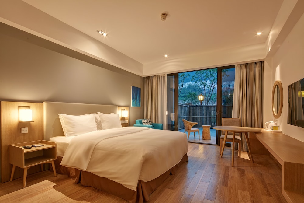 Standard Room, 1 King Bed (Atrium View) photo 3