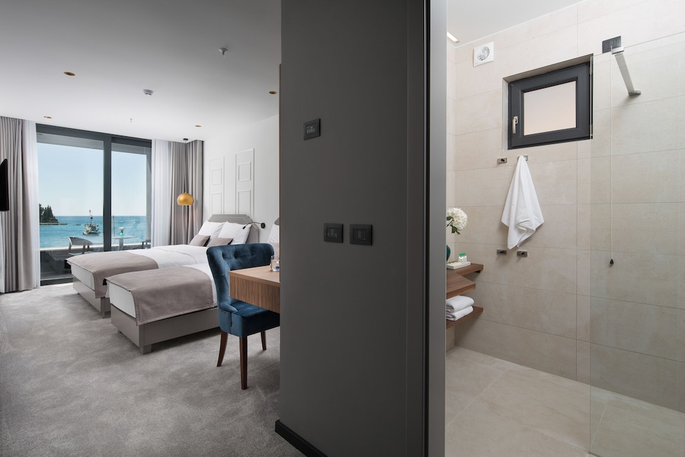Superior Triple Room, Balcony, Sea View - Photo 1