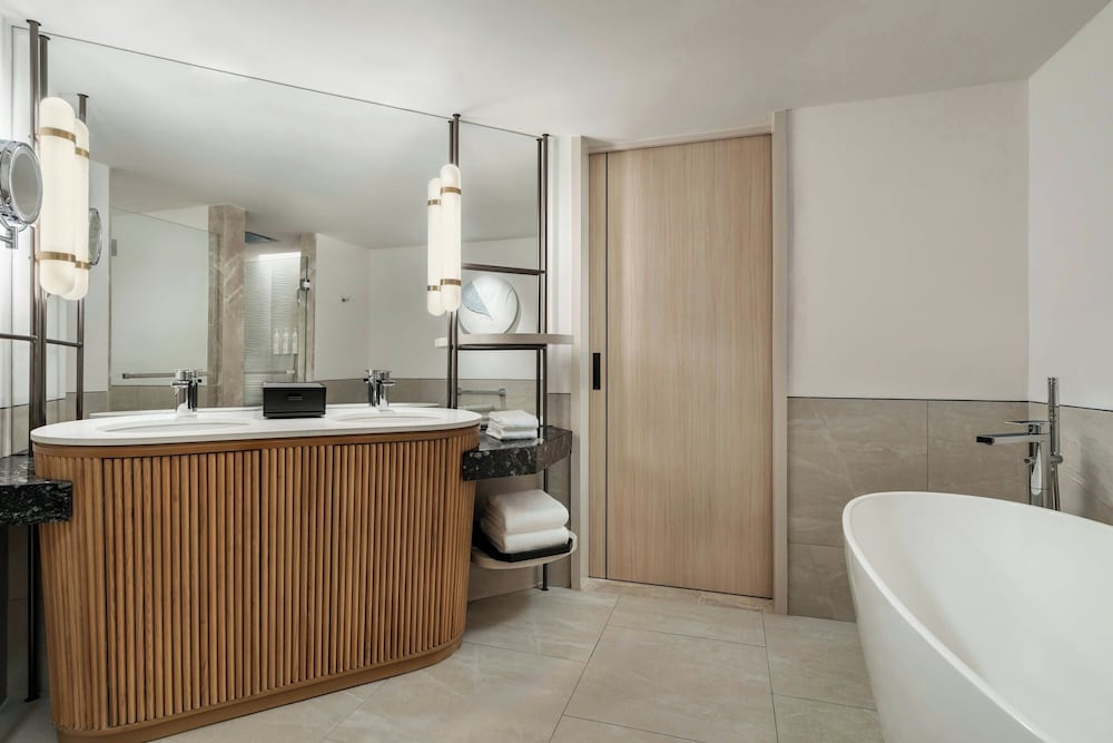 Suite, 1 King Bed with Sofa bed, Balcony photo 3
