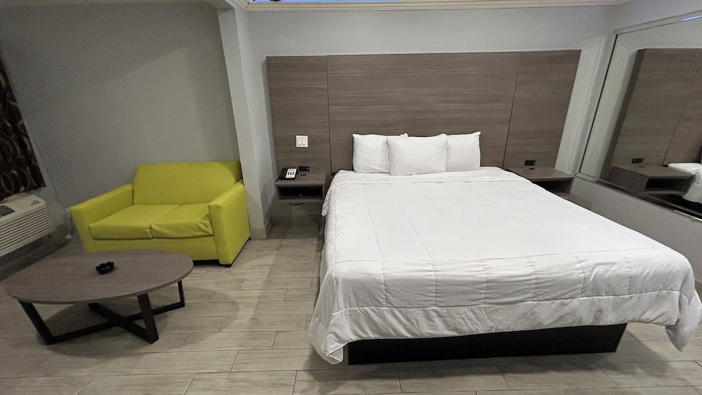Room, 1 King Bed, Smoking - Photo 2