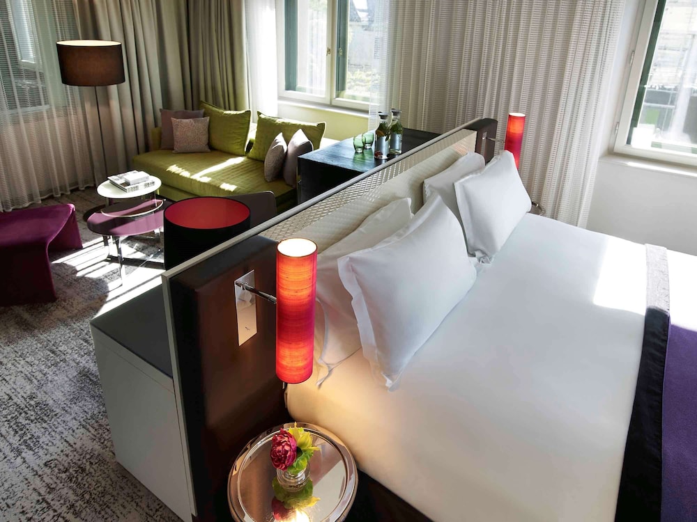 Junior Suite, 1 Queen Bed, Corner (Executive)