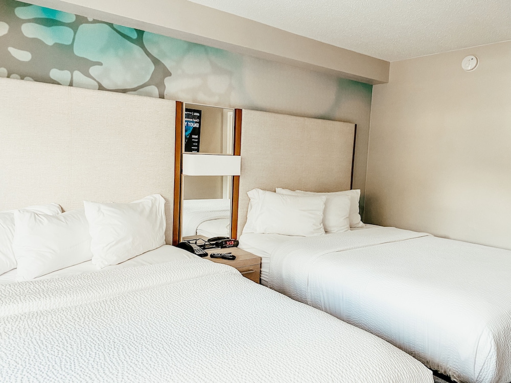 Queen Room with Two Queen Beds, Balcony and Pool View - Hearing Accessible