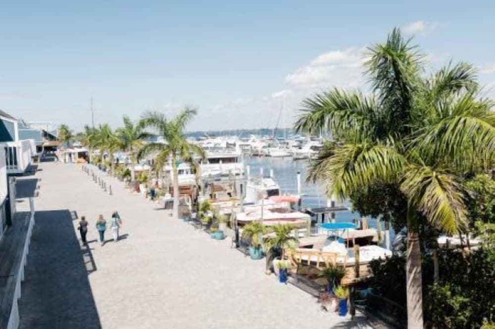 Village Pool & Harbor Suite