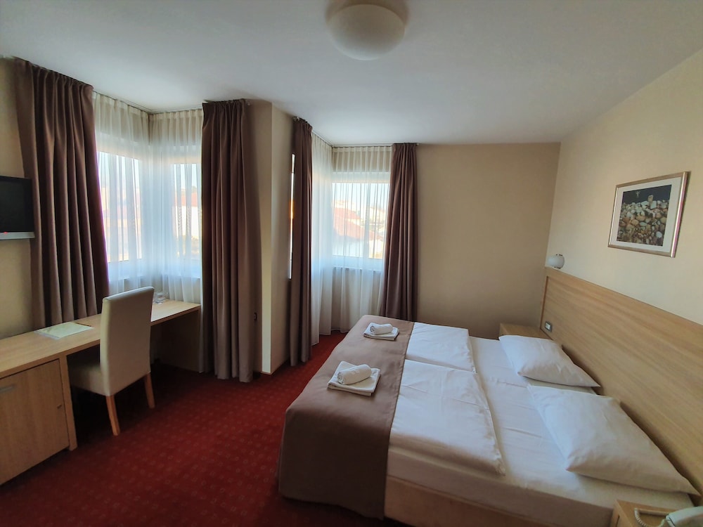 Classic Double or Twin Room, City View photo 2