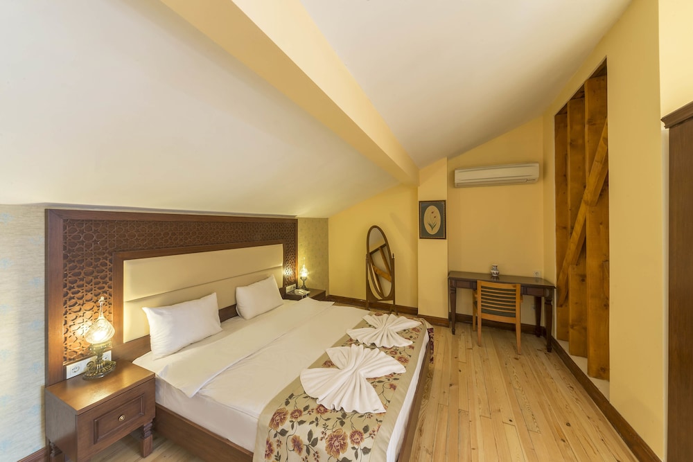 Deluxe Room, 1 King Bed with Sofa bed photo 1