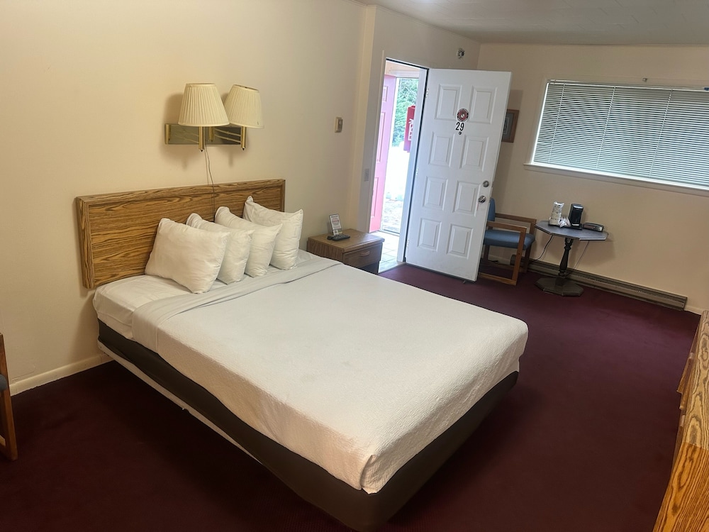 Standard Room, 1 Queen Bed photo 2
