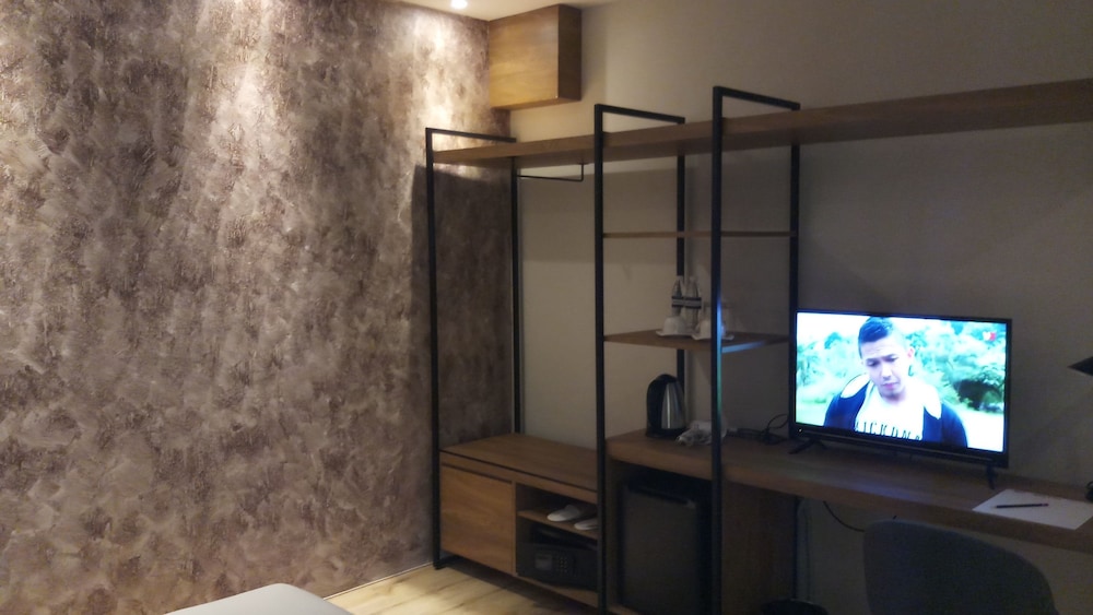Deluxe Room, 1 Queen Bed, No Windows - Photo 3