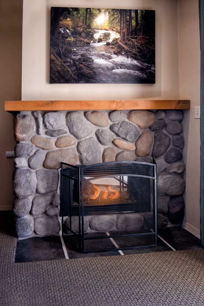 Deluxe Fireplace King with Riverview