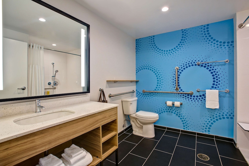 Room, 2 Queen Beds, Accessible (Roll-In Shower) - Photo 2