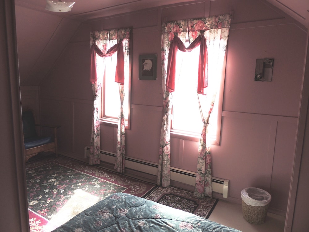 Room, 1 Queen Bed (Rose Room) photo 2