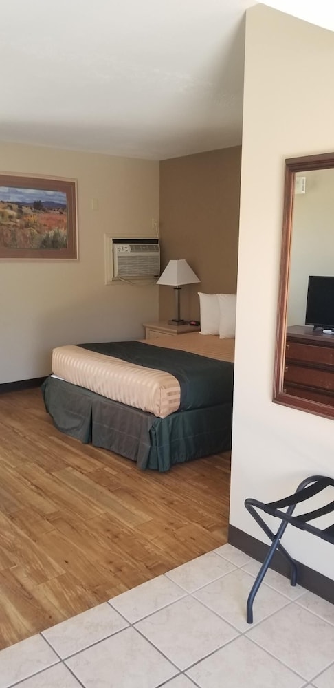 Standard Room, 1 Queen Bed photo 2