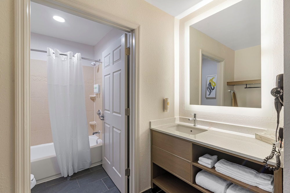 Room, 2 Queen Beds, Non Smoking - Photo 7