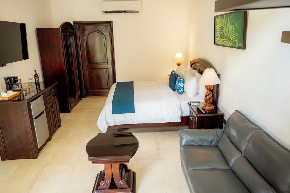 Luxury Suite, 1 King Bed, Hot Tub, Volcano View