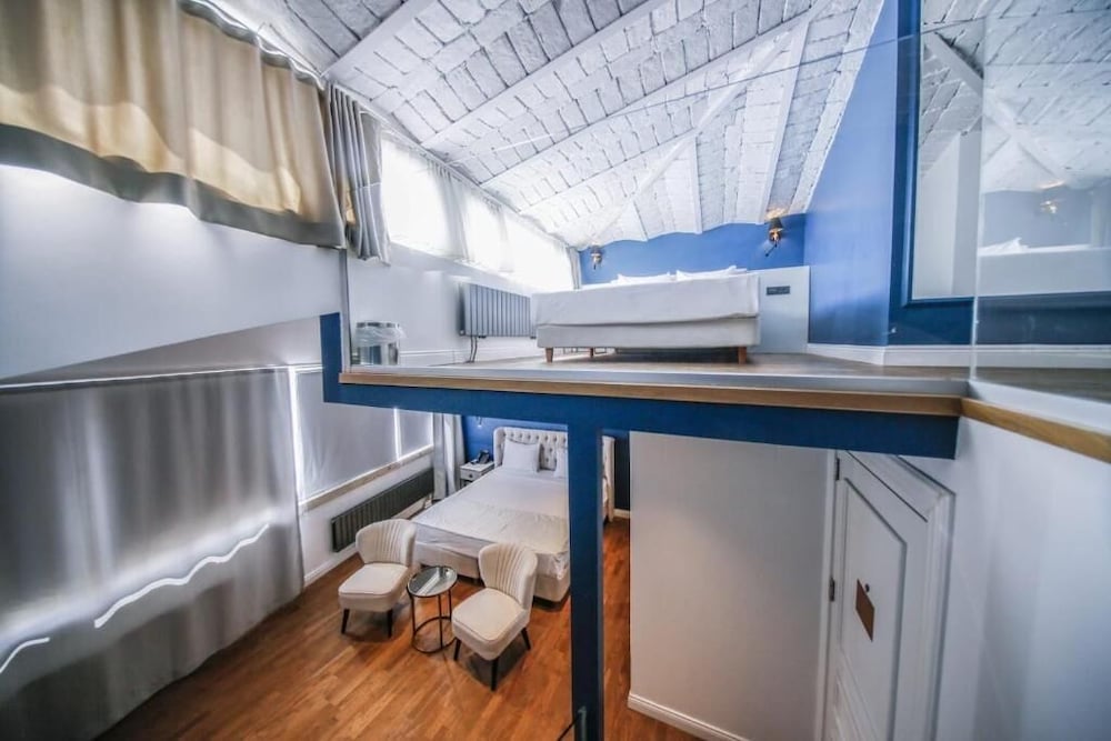 Blue Suite photo 1