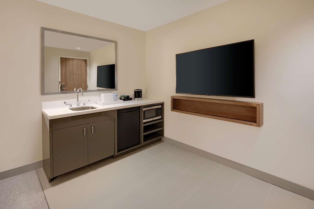 Suite, 1 King Bed, Accessible, Balcony (Bathtub) - Photo 2