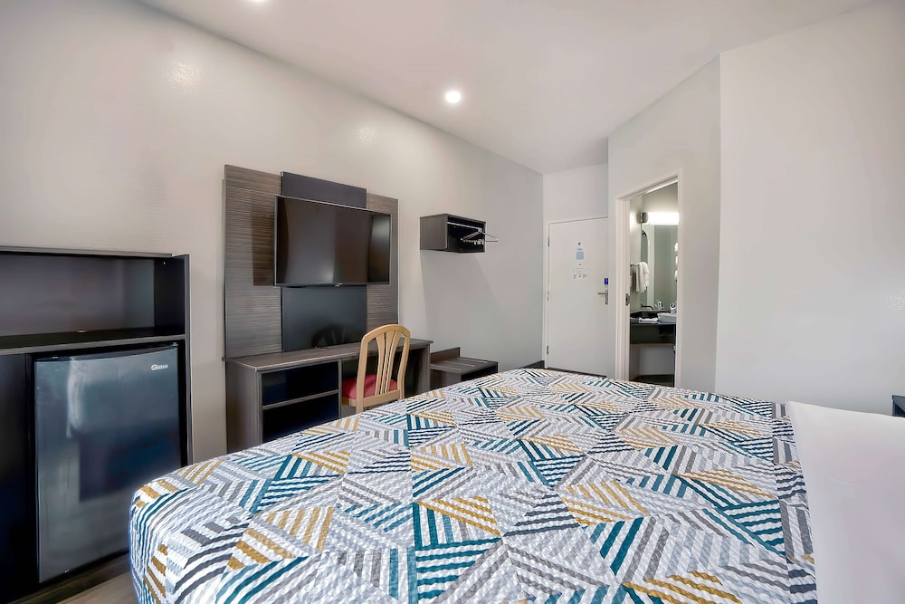 Standard Room, 1 King Bed, Non Smoking photo 1