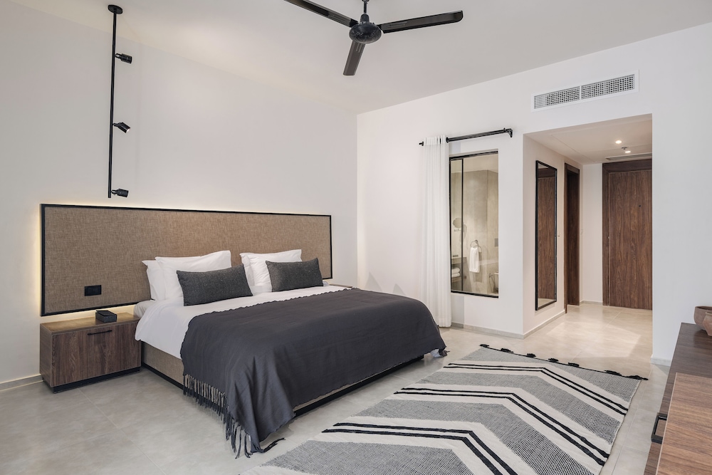 Deluxe Room, Pool View - Photo 1