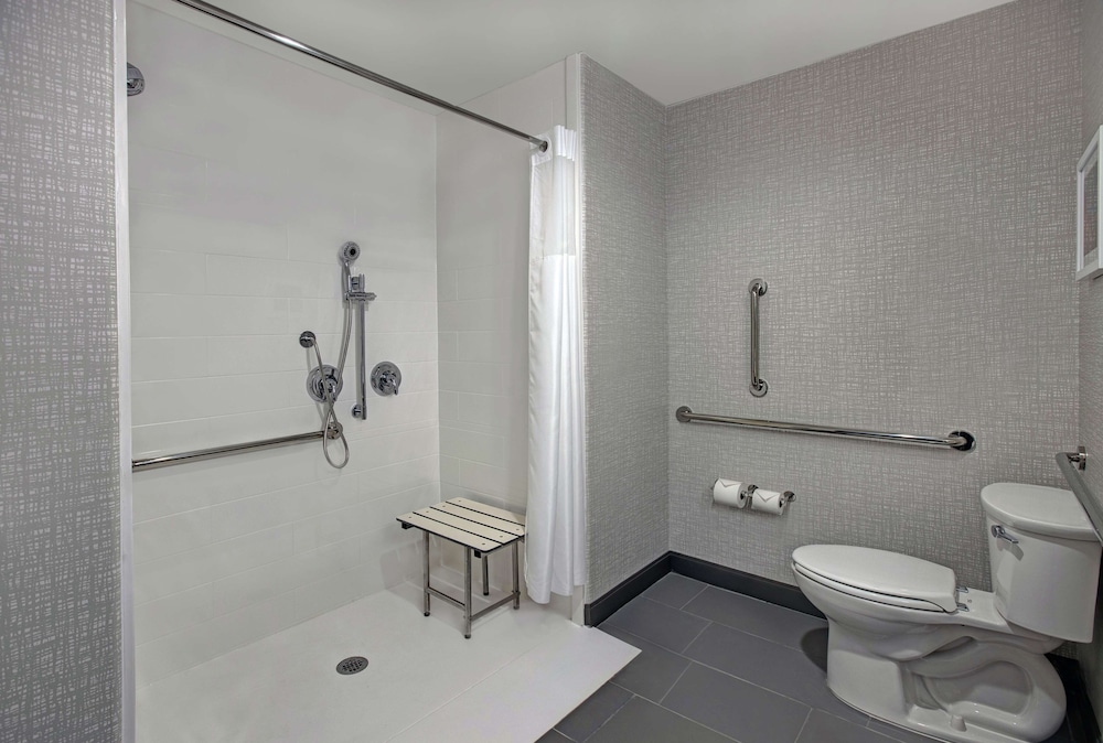 Room, 2 Queen Beds, Accessible (Roll-In Shower, Mobility & Hearing) - Photo 3