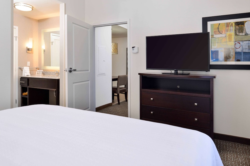 Suite, 1 King Bed, Accessible, Bathtub