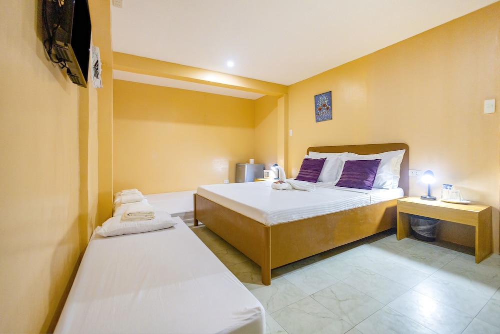 AirCon Room with private bathroom - Photo 3