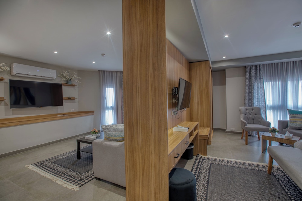 Senior Suite - Photo 11