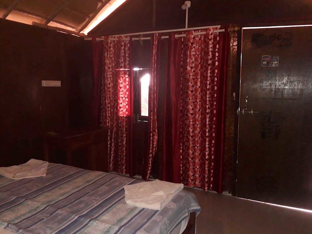 Economy Cottage, 1 King Bed, Smoking, Garden View