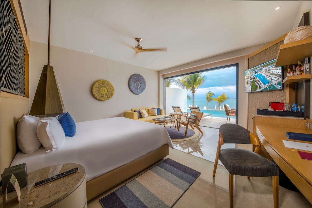 Junior Suite con Acceso Directo a la Piscina y Vistas al Mar en Serenity Club