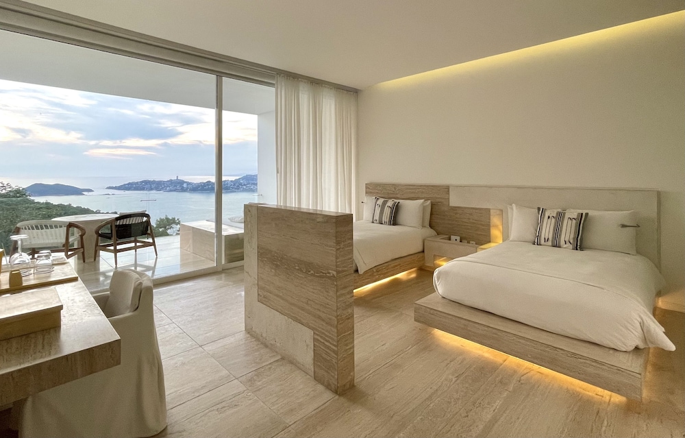Ocean Balcony Suite - 2 Double