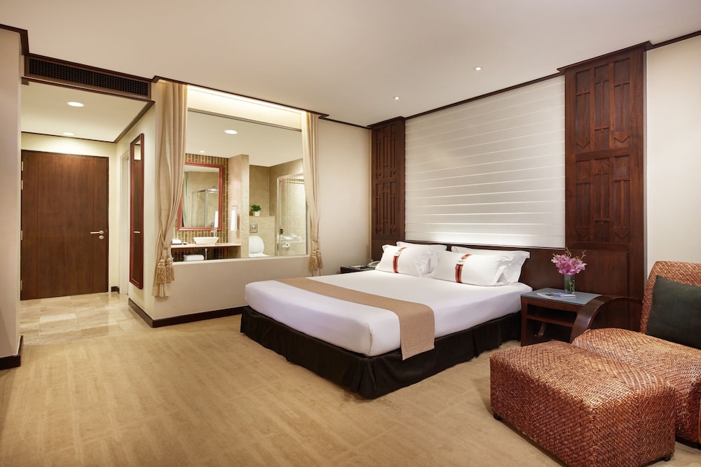 Diplomat Suite (With Jacuzzi) (Corner Wing) photo 2