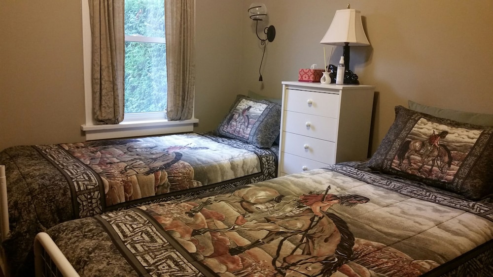 Room, 2 Twin Beds, Shared Bathroom photo 1